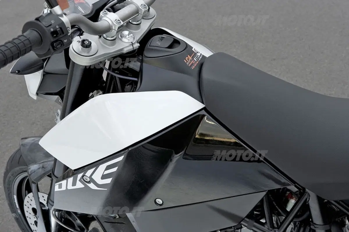 KTM  Duke 690 (4)