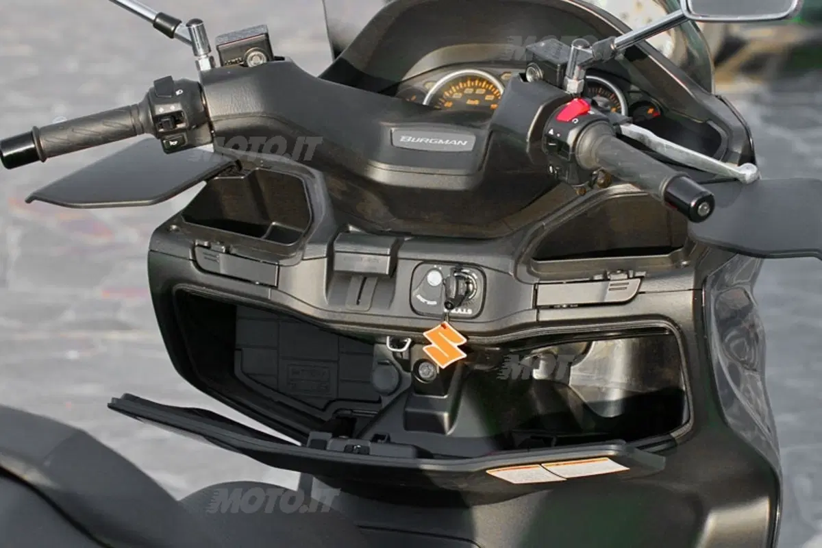SUZUKI  Burgman AN 400 K8 (6)