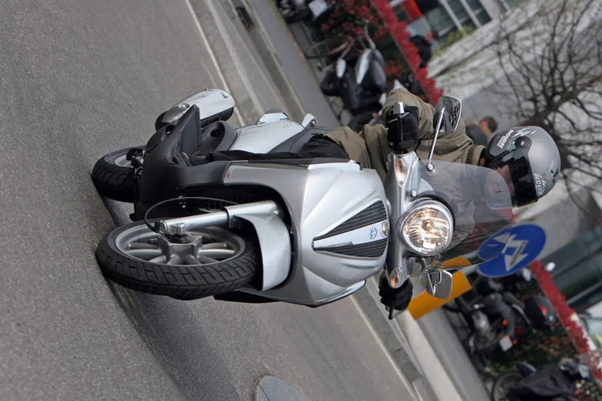 PIAGGIO Beverly Tourer (8)