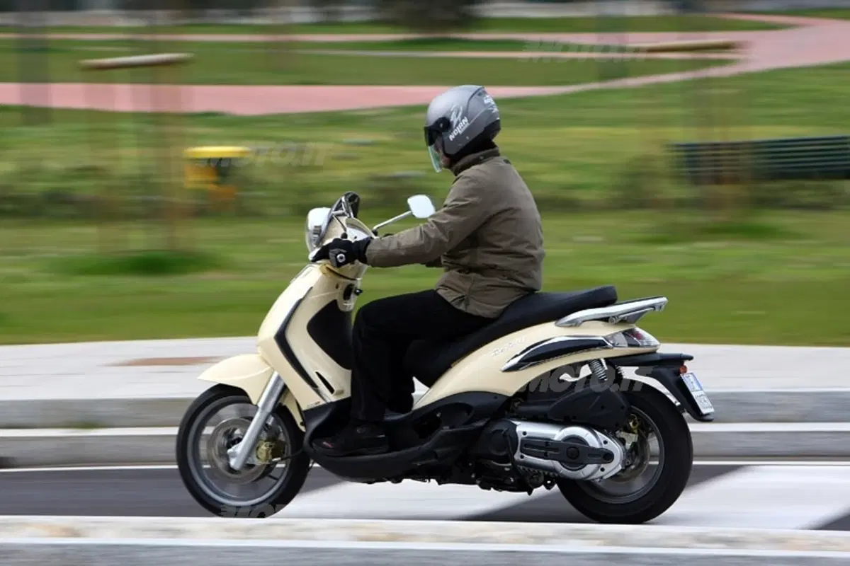 PIAGGIO Beverly Tourer (12)