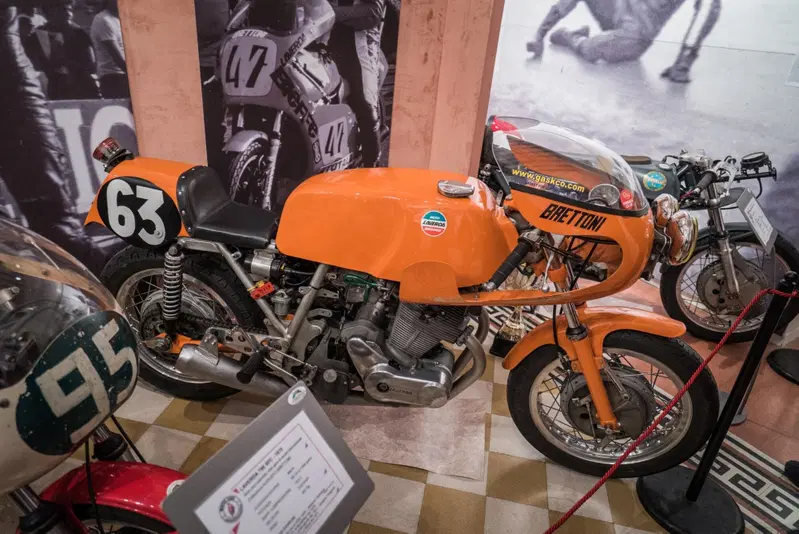 La Laverda 750 SFC, qui in versione per le gare di endurance, &egrave; stata una delle migliori &ldquo;derivate di serie&rdquo; degli anni Settanta. Il motore a due cilindri paralleli con distribuzione monoalbero comandata da una catena collocata centralmente erogava 70 cavalli a 7.500 giri/min
