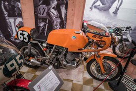 La Laverda 750 SFC, qui in versione per le gare di endurance, è stata una delle migliori “derivate di serie” degli anni Settanta. Il motore a due cilindri paralleli con distribuzione monoalbero comandata da una catena collocata centralmente erogava 70 cavalli a 7.500 giri/min