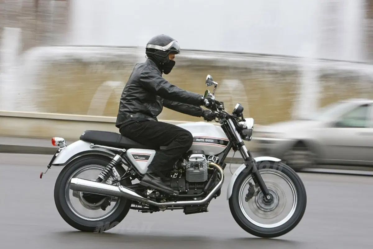 MOTO GUZZI V7 Classic (11)