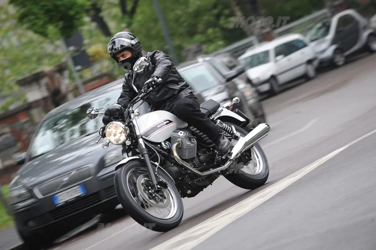MOTO GUZZI V7 Classic (13)