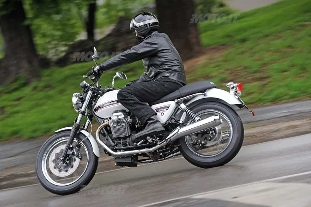 MOTO GUZZI V7 Classic (14)