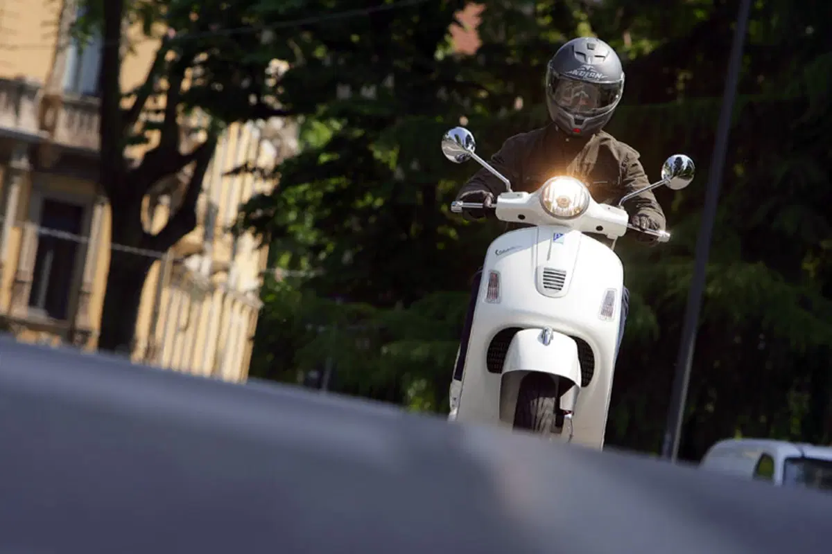 VESPA GTS 300 Super (8)