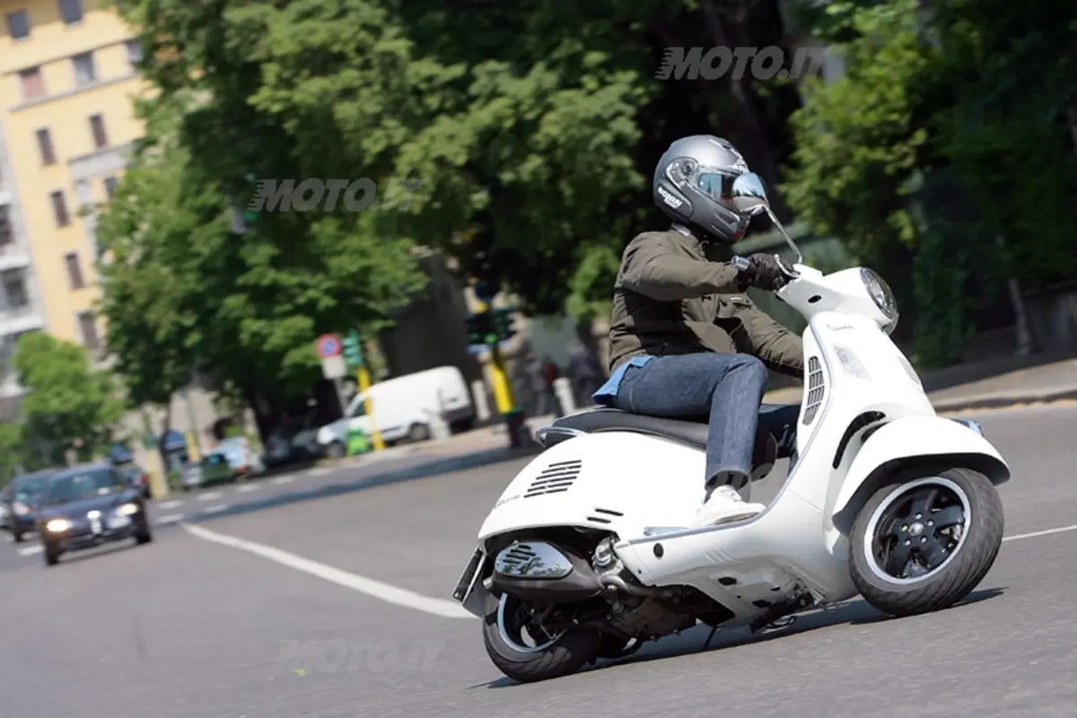 VESPA GTS 300 Super (9)