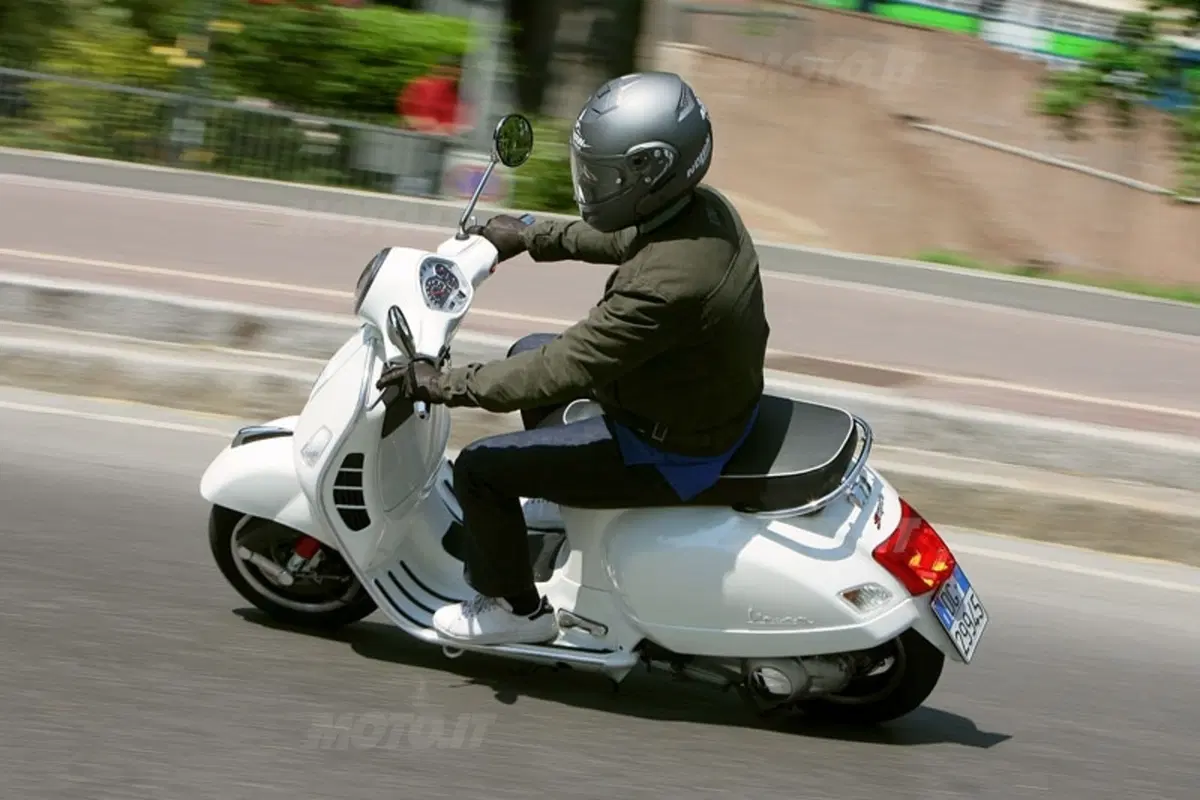 VESPA GTS 300 Super (11)