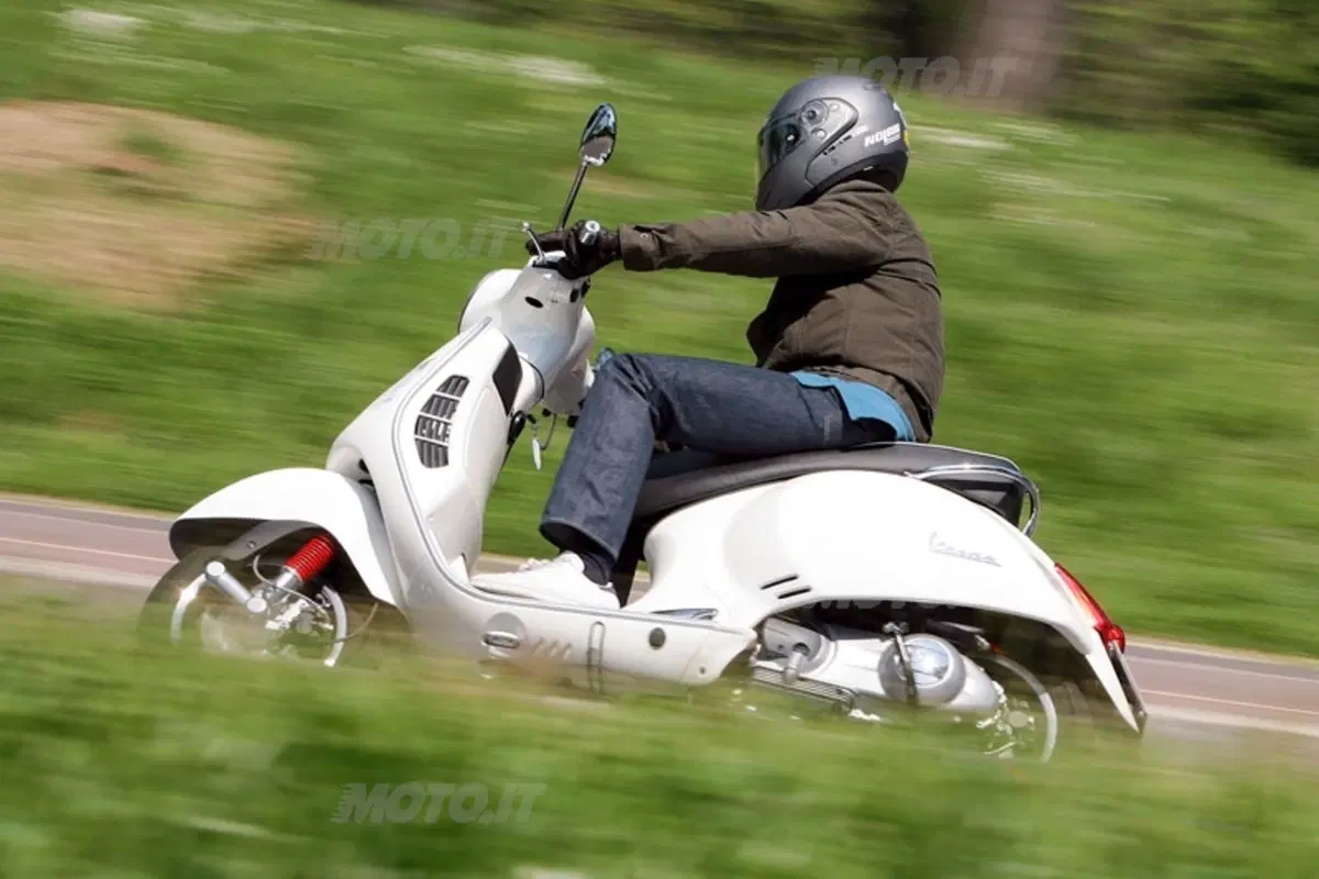 VESPA GTS 300 Super (12)