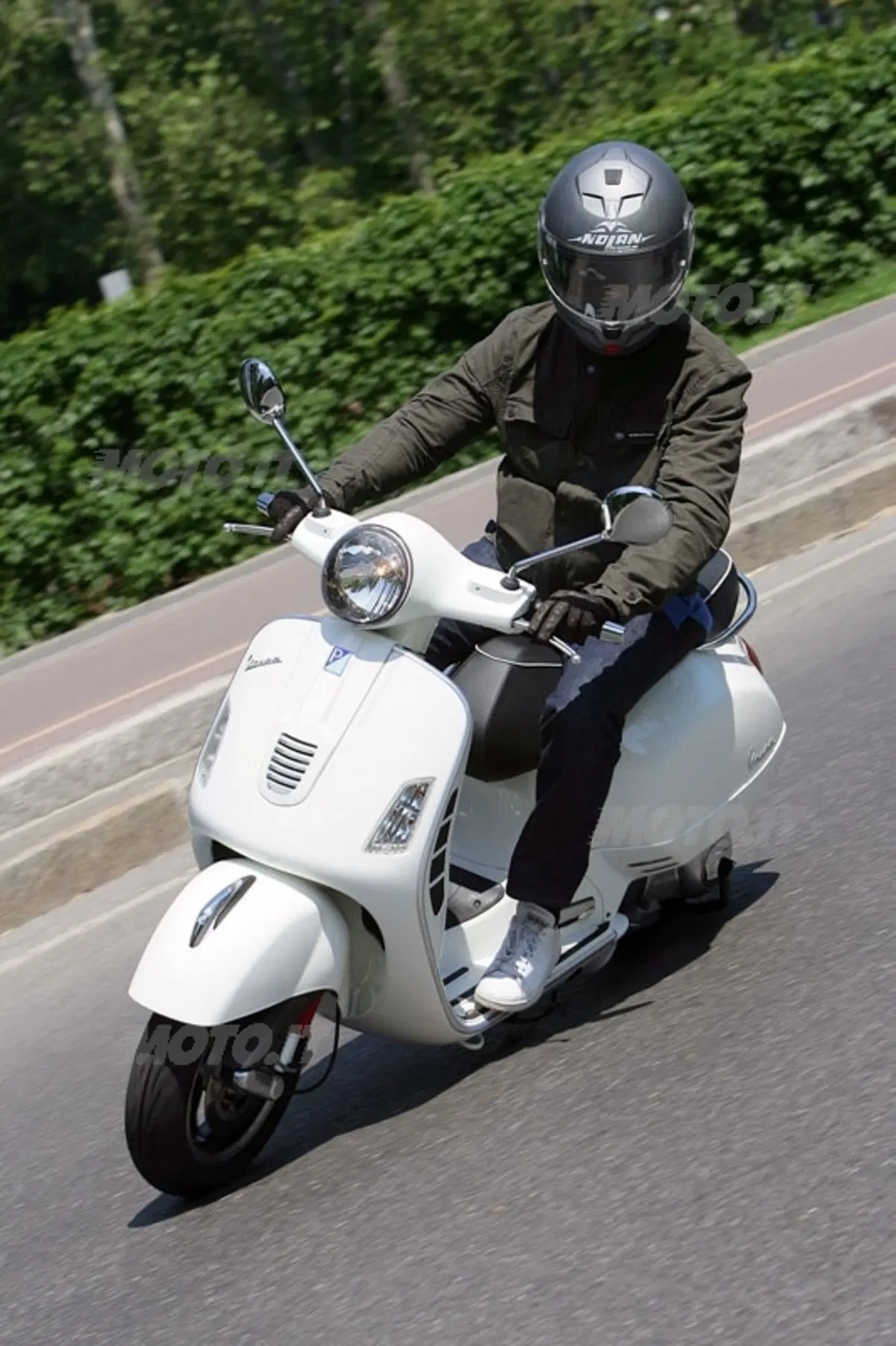 VESPA GTS 300 Super (13)