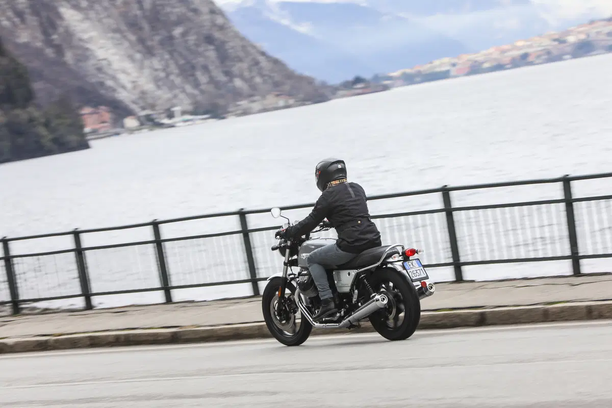 Moto Guzzi V7 III 2018, il test delle tre nuove versioni  (3)