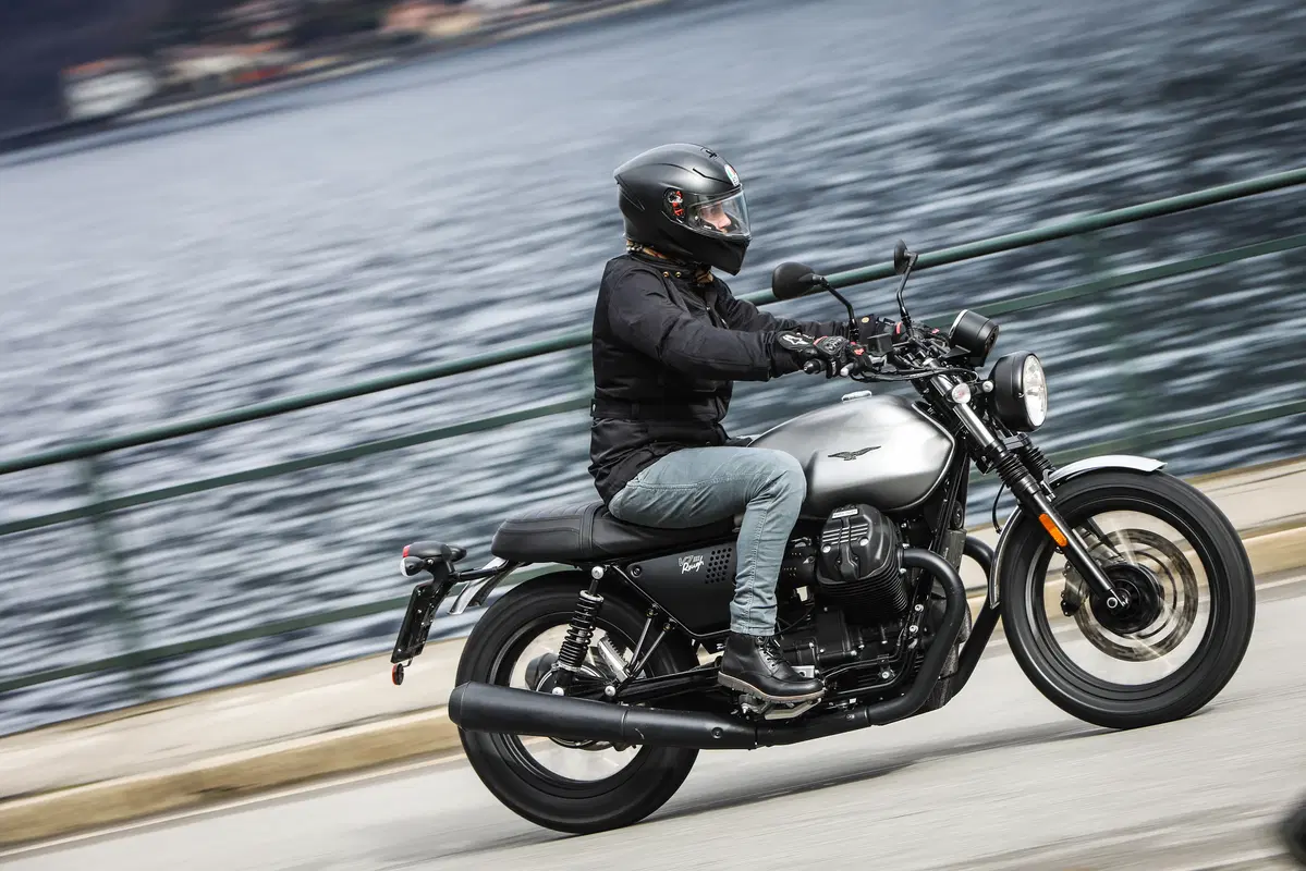 Moto Guzzi V7 III 2018, il test delle tre nuove versioni  (8)