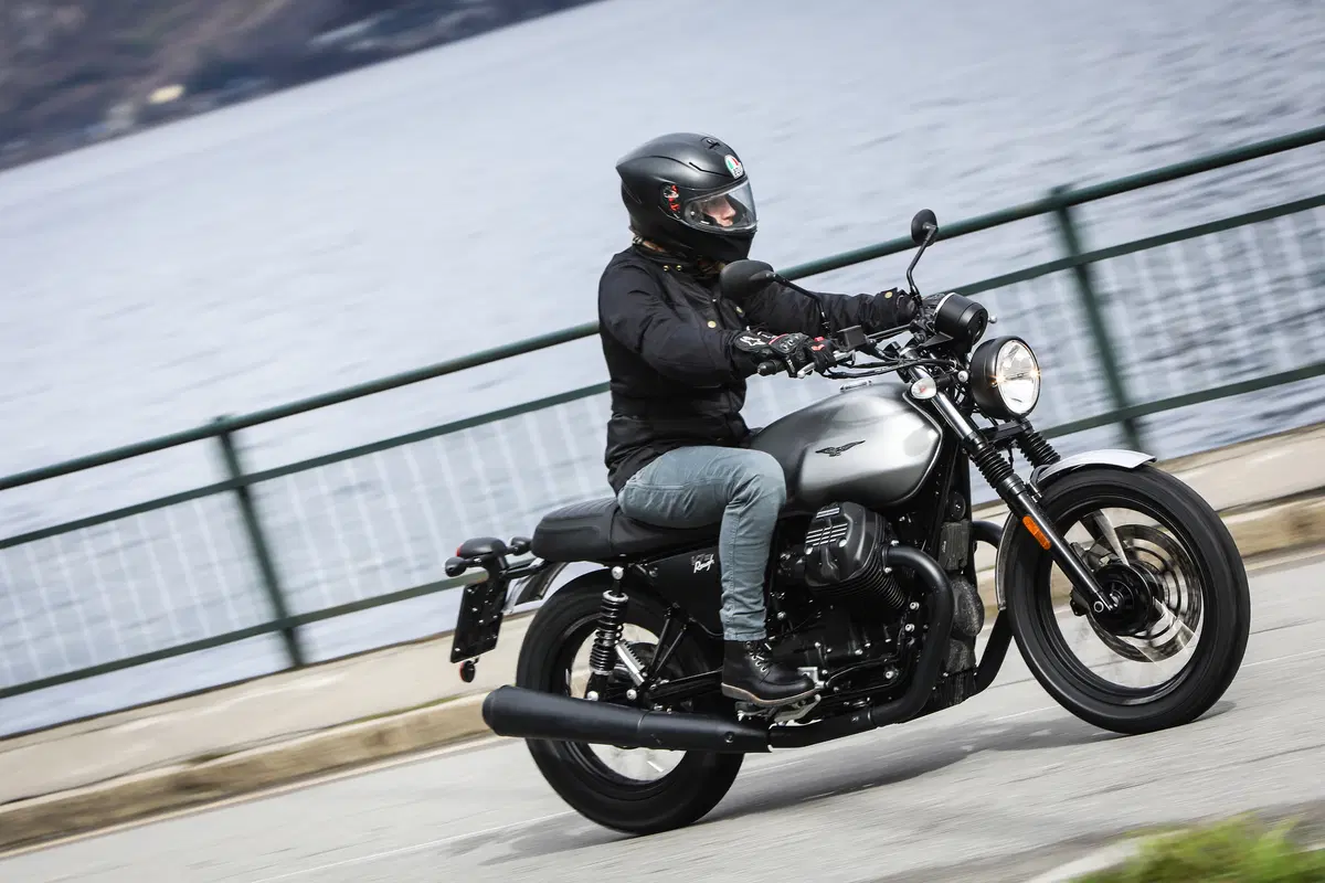 Moto Guzzi V7 III 2018, il test delle tre nuove versioni  (9)