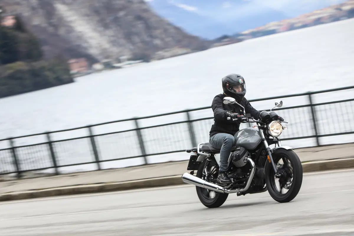 Moto Guzzi V7 III 2018, il test delle tre nuove versioni  (10)
