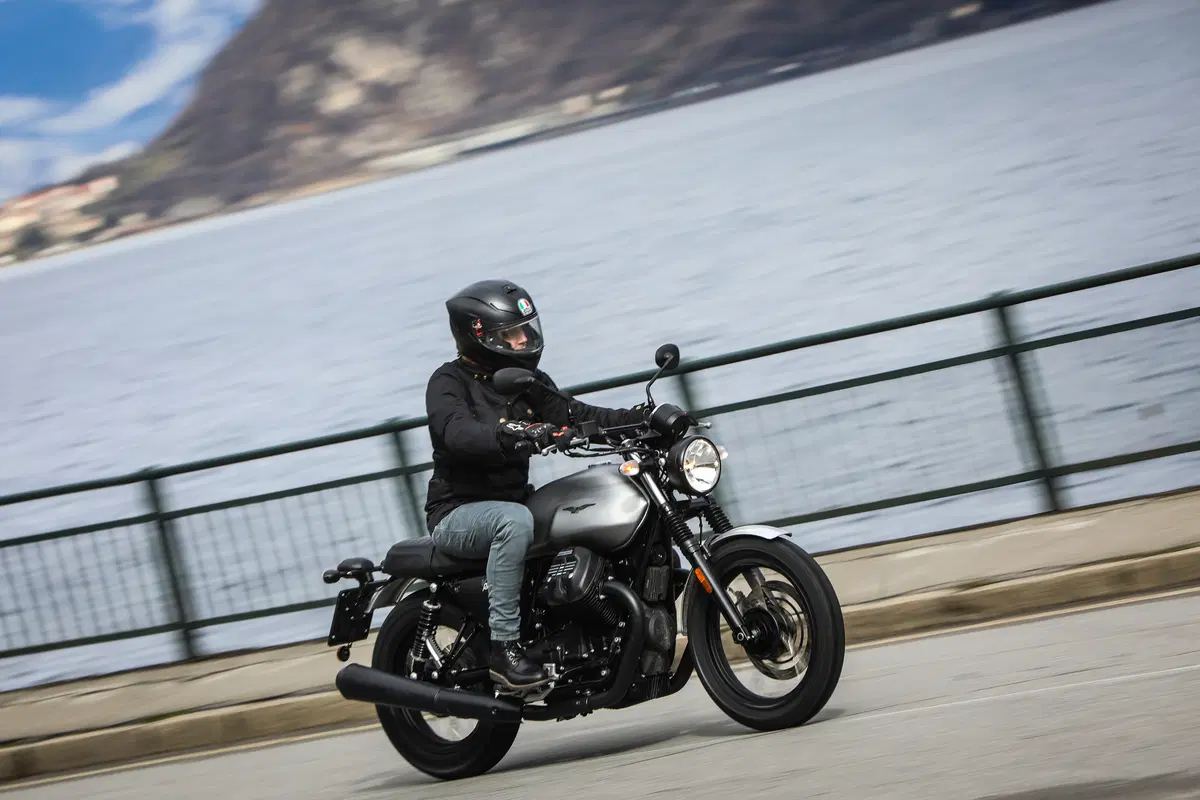 Moto Guzzi V7 III 2018, il test delle tre nuove versioni  (13)