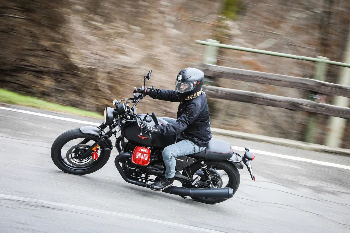 Moto Guzzi V7 III 2018, il test delle tre nuove versioni  (15)