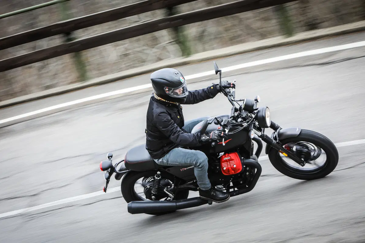 Moto Guzzi V7 III 2018, il test delle tre nuove versioni 