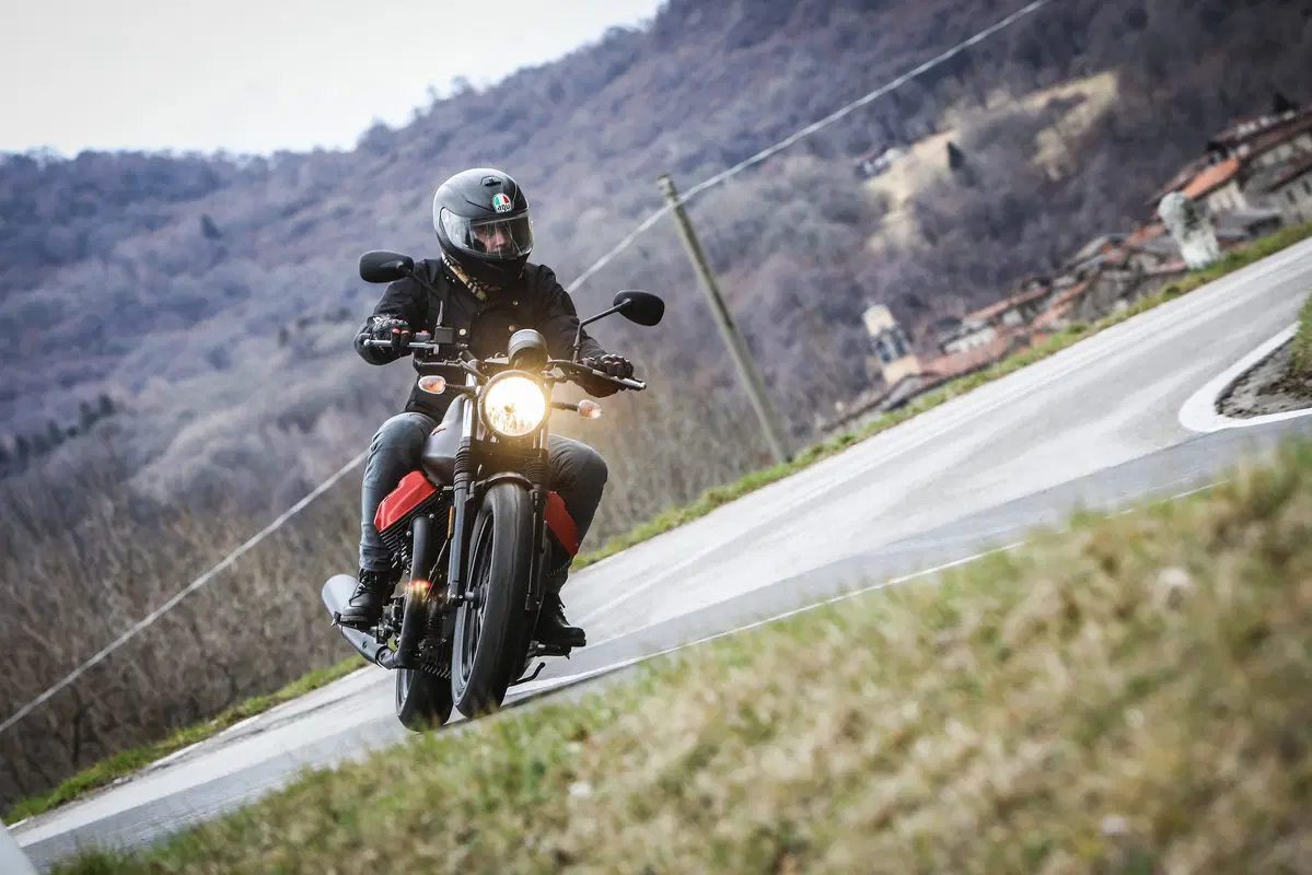 Moto Guzzi V7 III 2018, il test delle tre nuove versioni  (18)