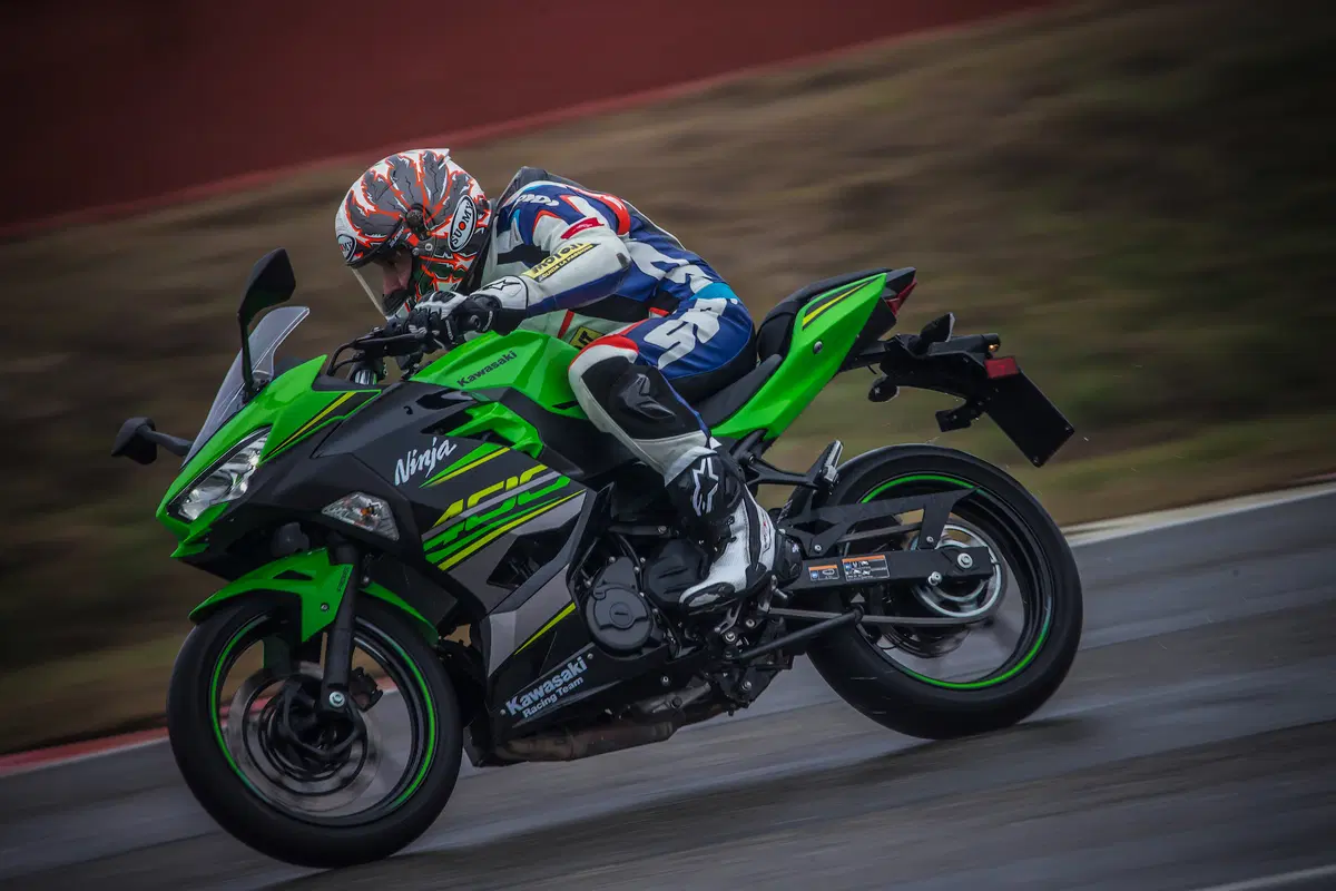 Kawasaki Ninja 400. Il divertimento buono sta nella botte piccola