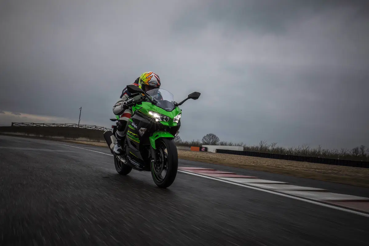 Kawasaki Ninja 400. Il divertimento buono sta nella botte piccola (3)