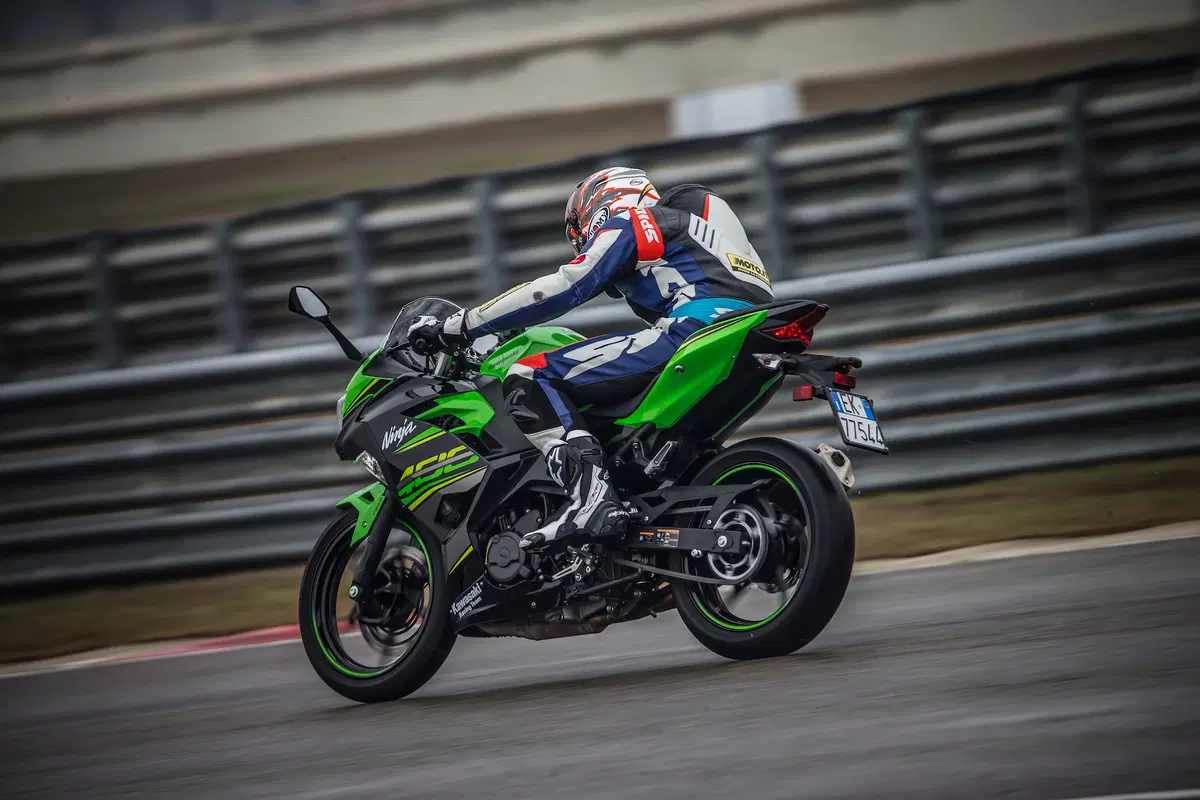 Kawasaki Ninja 400. Il divertimento buono sta nella botte piccola (4)