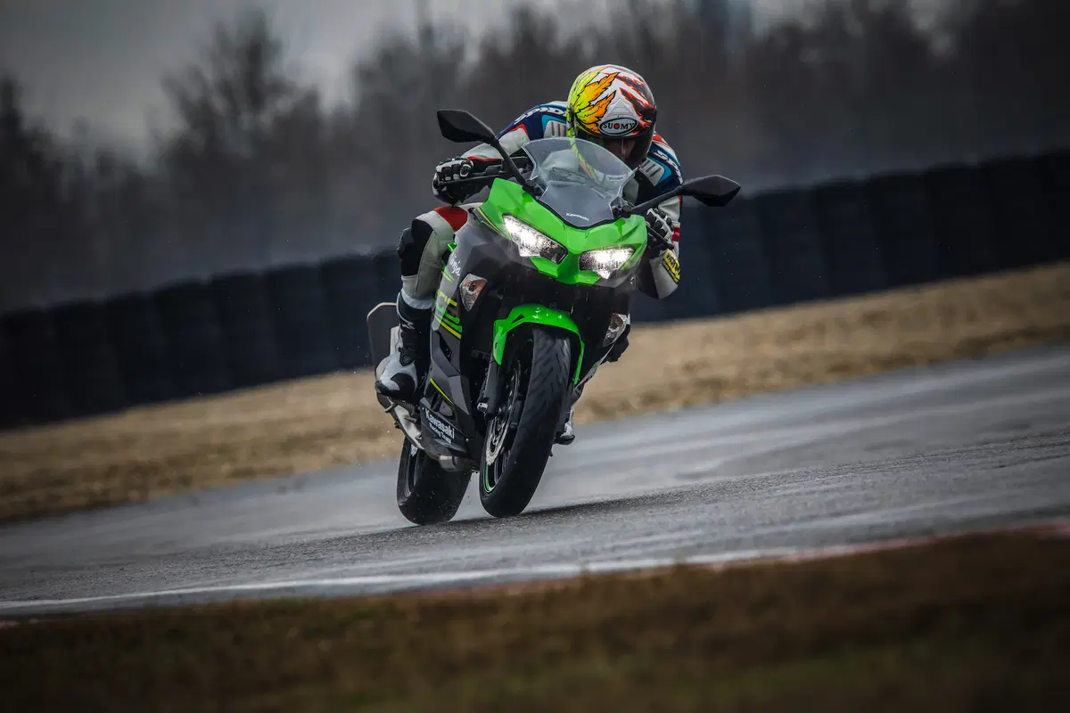 Kawasaki Ninja 400. Il divertimento buono sta nella botte piccola (7)