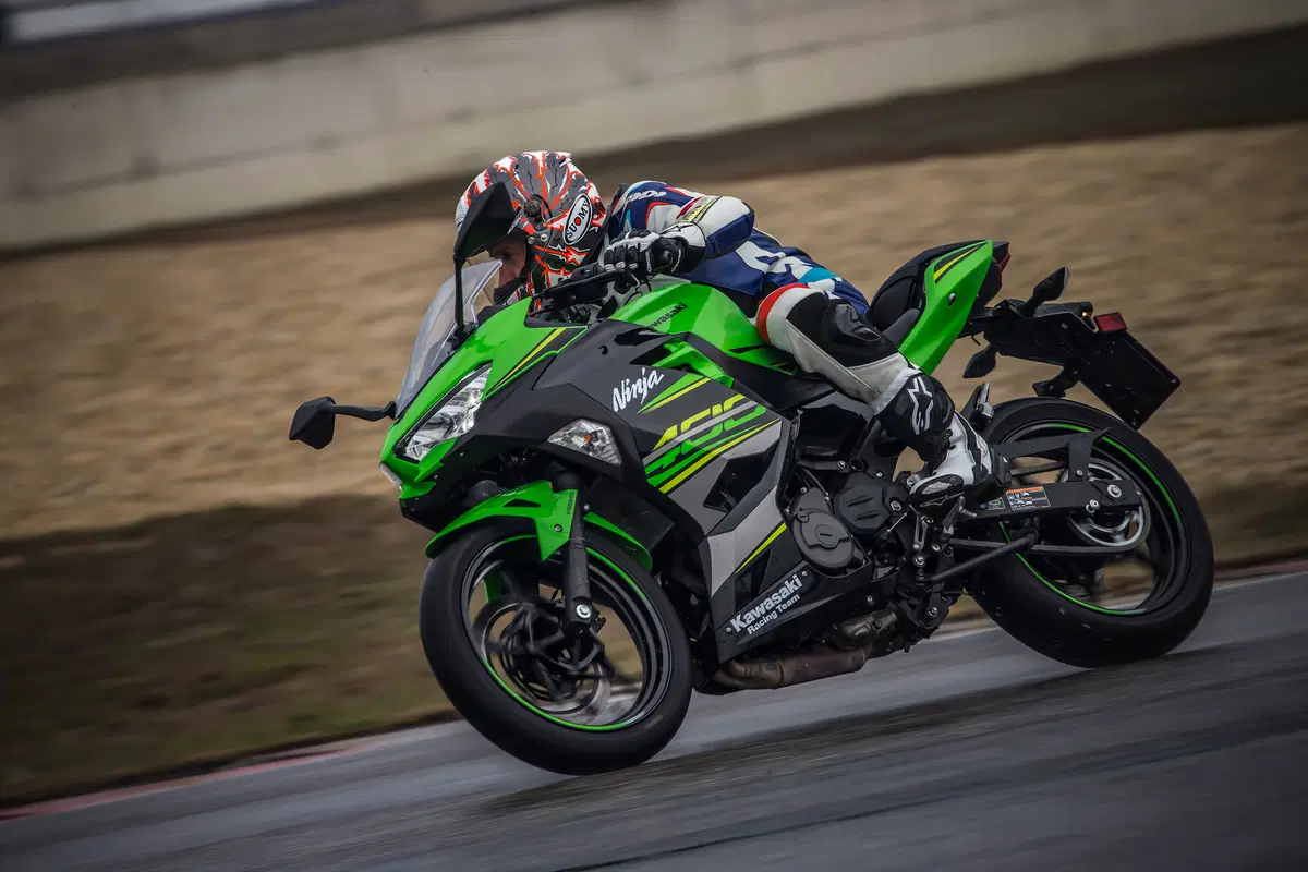 Kawasaki Ninja 400. Il divertimento buono sta nella botte piccola (8)