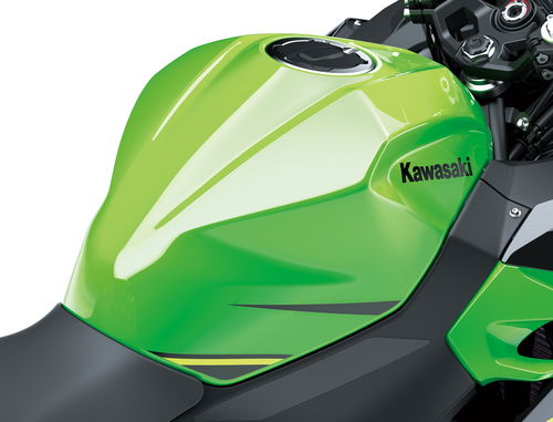 Il sagomatissimo serbatoio della Ninja 400