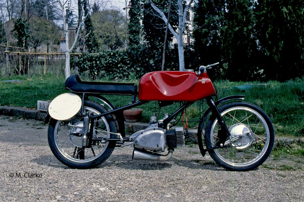 Sulle sue bicilindriche a due tempi, come la Competizione SS costruita dal 1951 al 1955 e nota anche come Gobbetto (qui mostrata), la Rumi ha impiegato a lungo una sospensione posteriore a ruota guidata