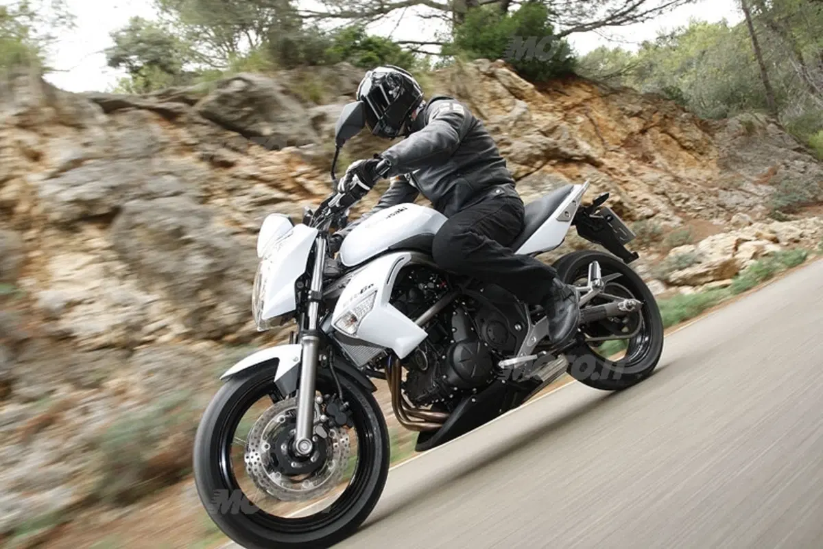 KAWASAKI ER-6n (9)