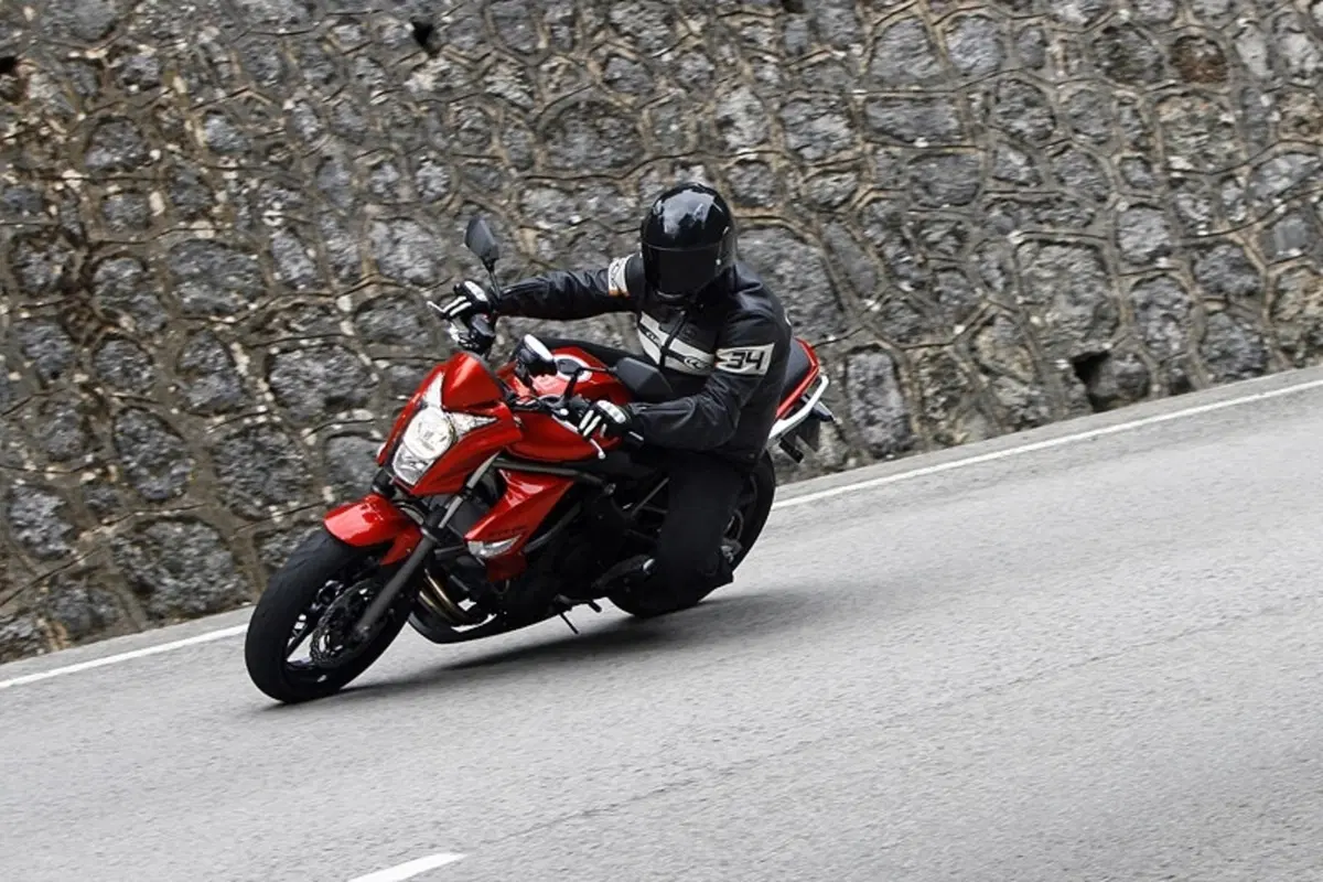 KAWASAKI ER-6n (10)