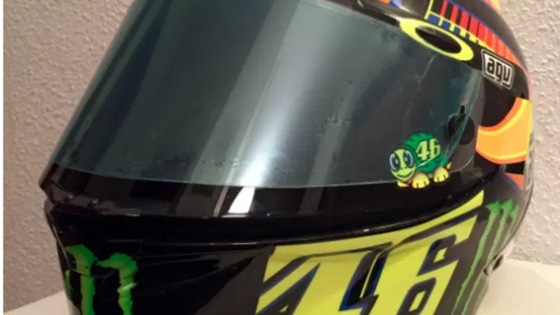 Il casco di Rossi all'asta per beneficenza