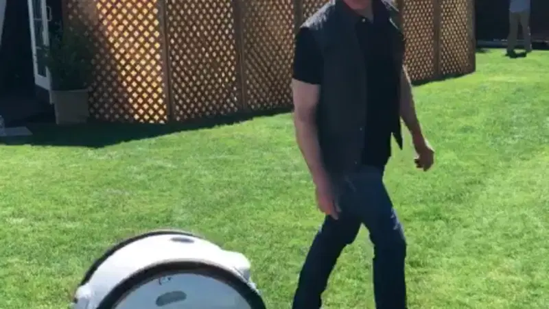 VIDEO - Bezos (Ceo di Amazon) a passeggio con Gita, il robot di Piaggio Fast Forward