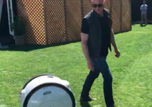 VIDEO - Bezos (Ceo di Amazon) a passeggio con Gita, il robot di Piaggio Fast Forward