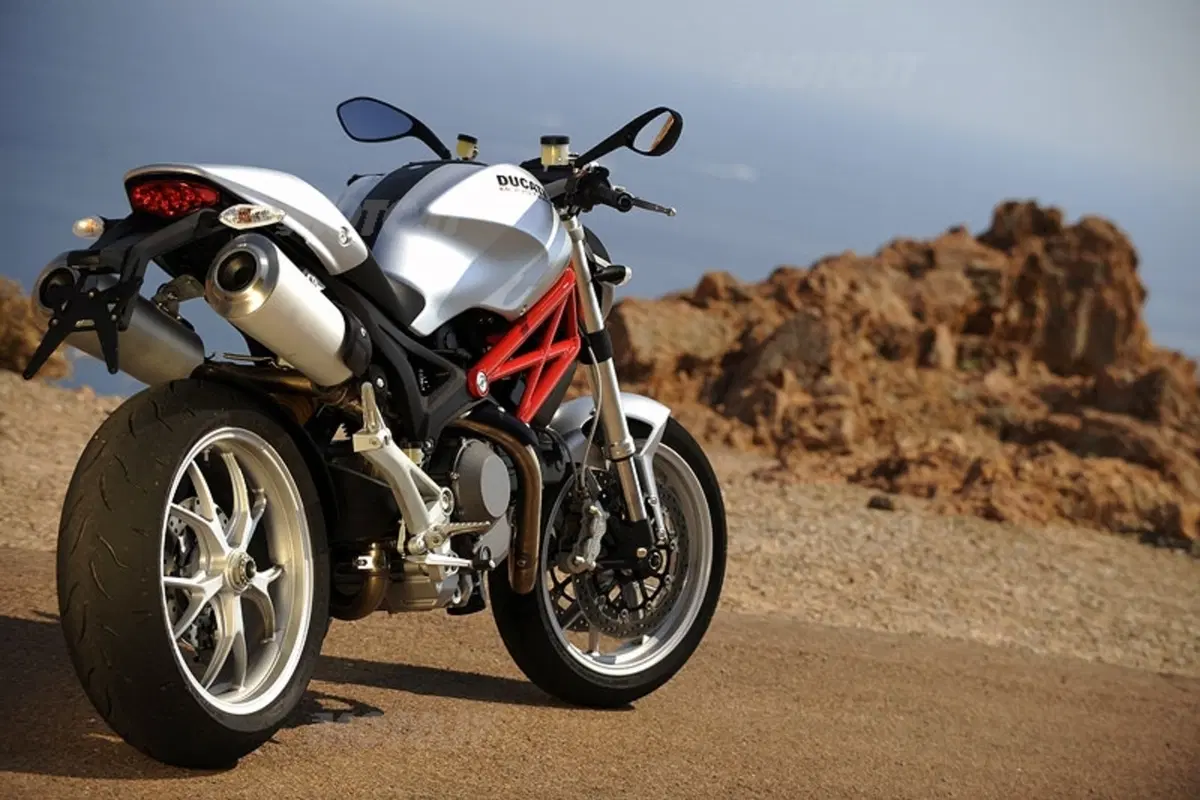 DUCATI Monster 1100 (2)