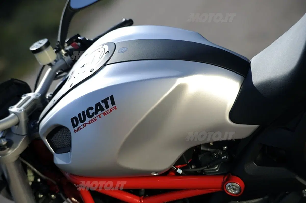 DUCATI Monster 1100 (5)