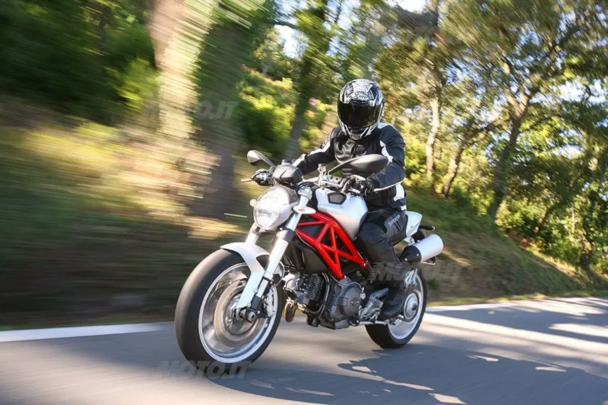 DUCATI Monster 1100 (10)