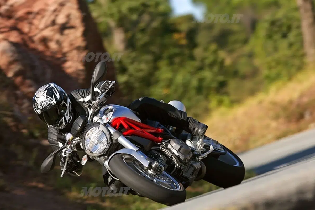 DUCATI Monster 1100 (11)