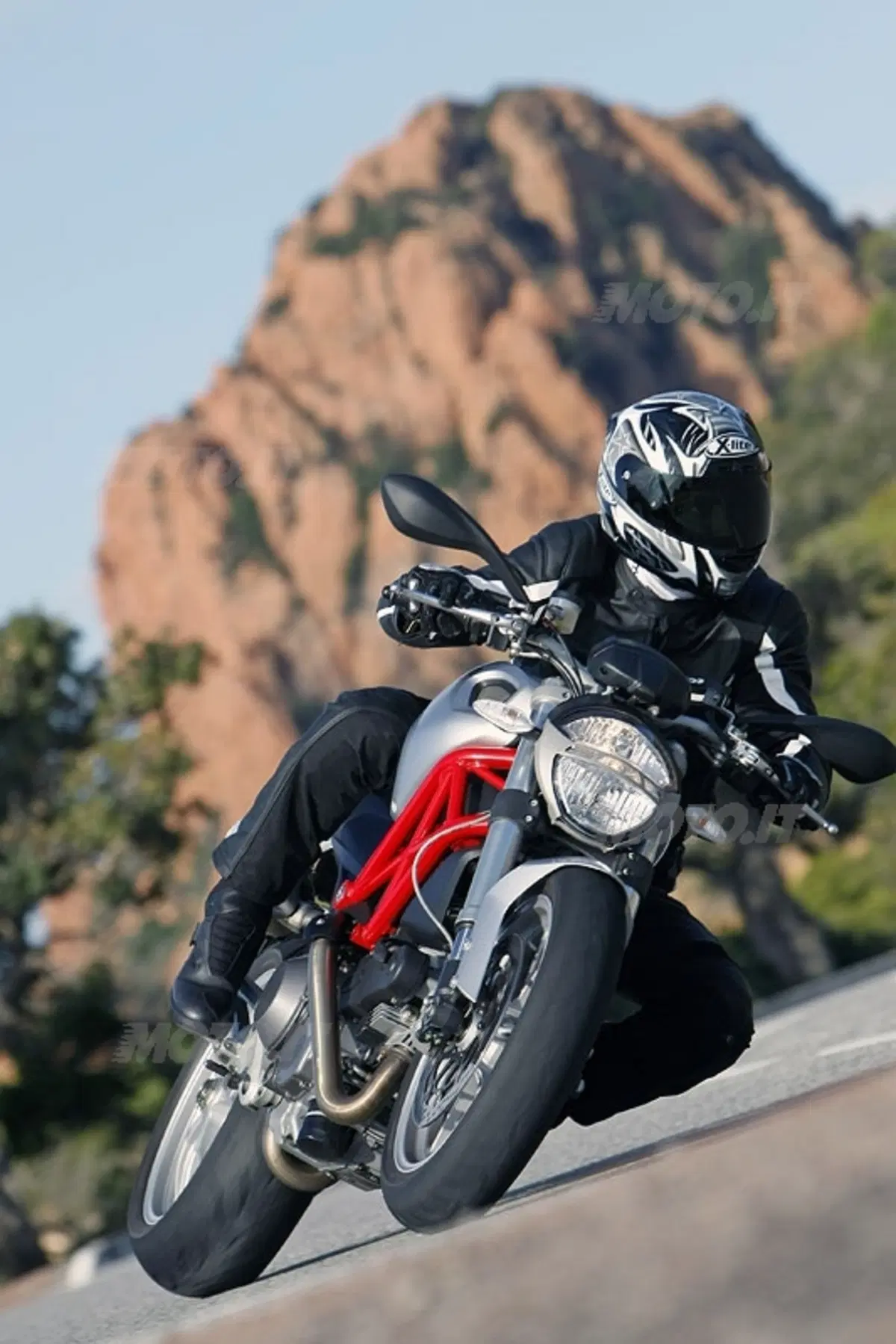 DUCATI Monster 1100 (12)
