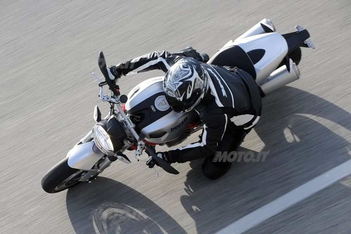 DUCATI Monster 1100 (15)