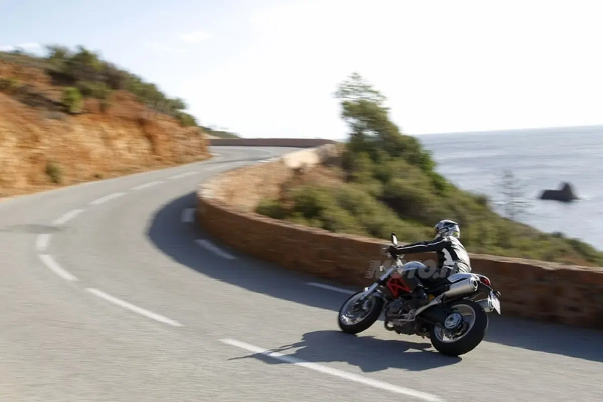 DUCATI Monster 1100 (16)