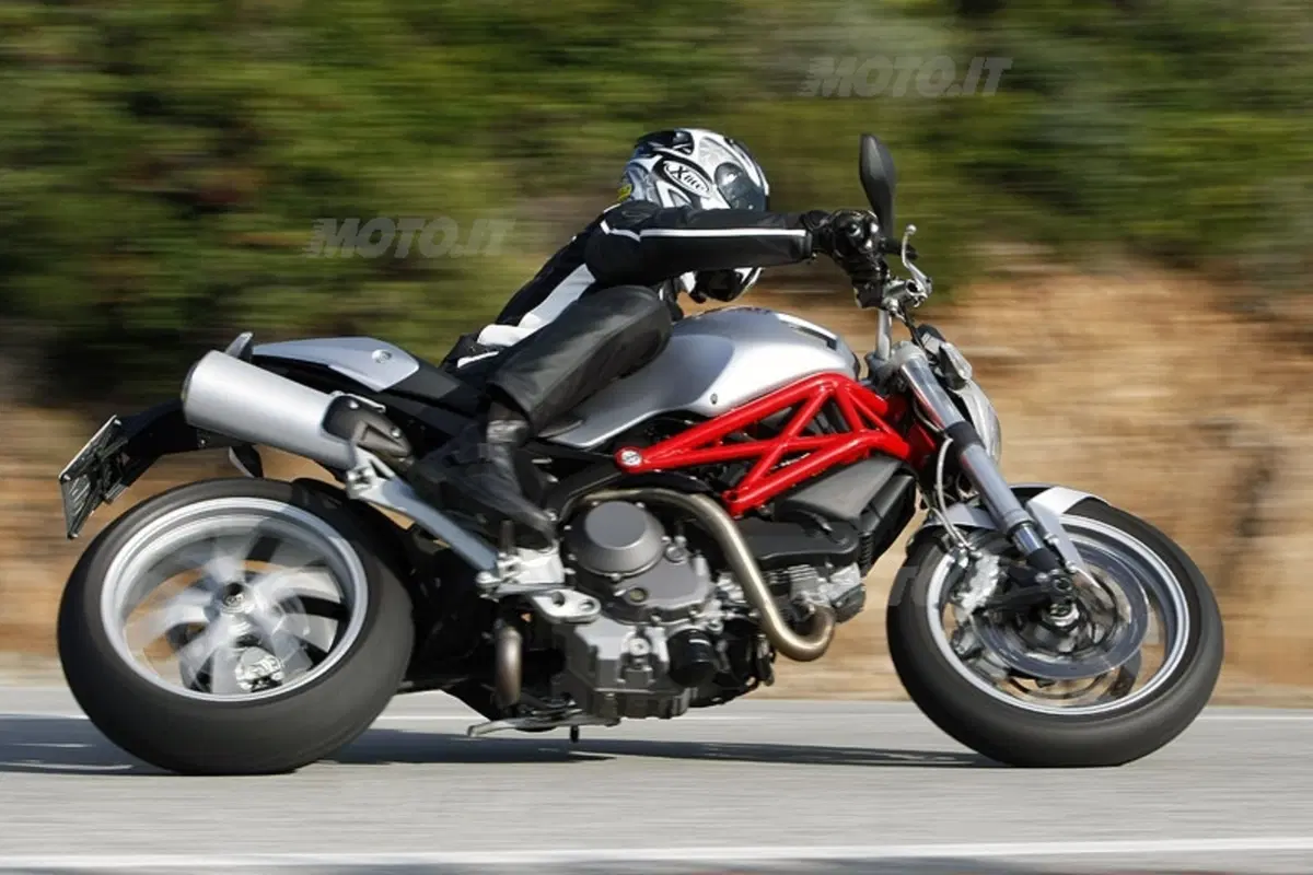 DUCATI Monster 1100 (17)