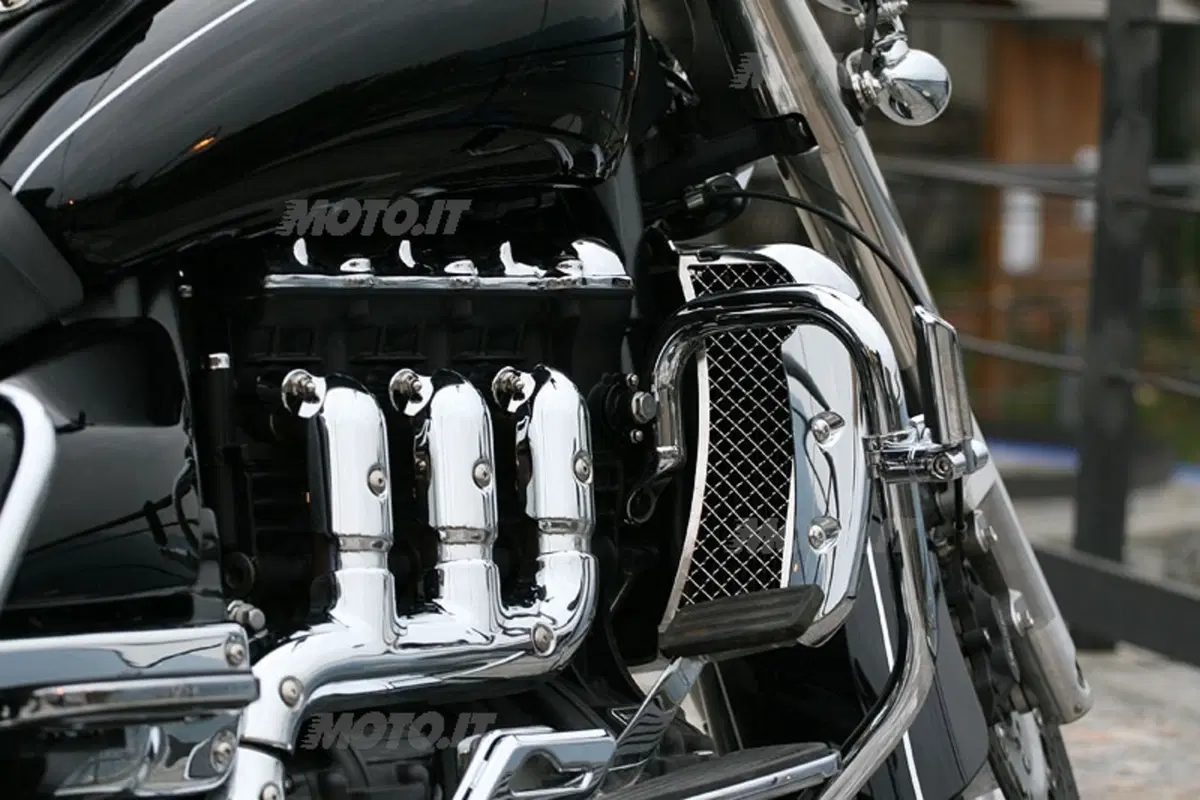TRIUMPH Rocket III Touring (6)