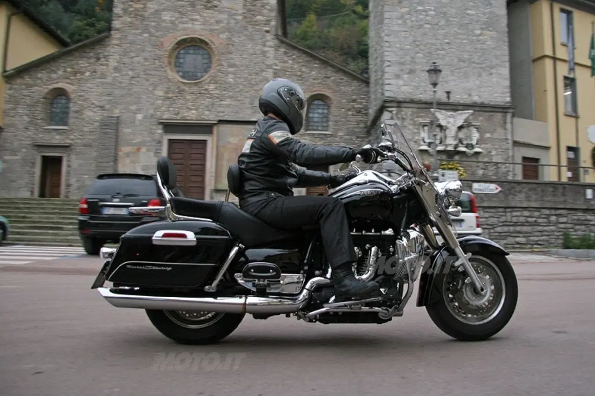 TRIUMPH Rocket III Touring (13)