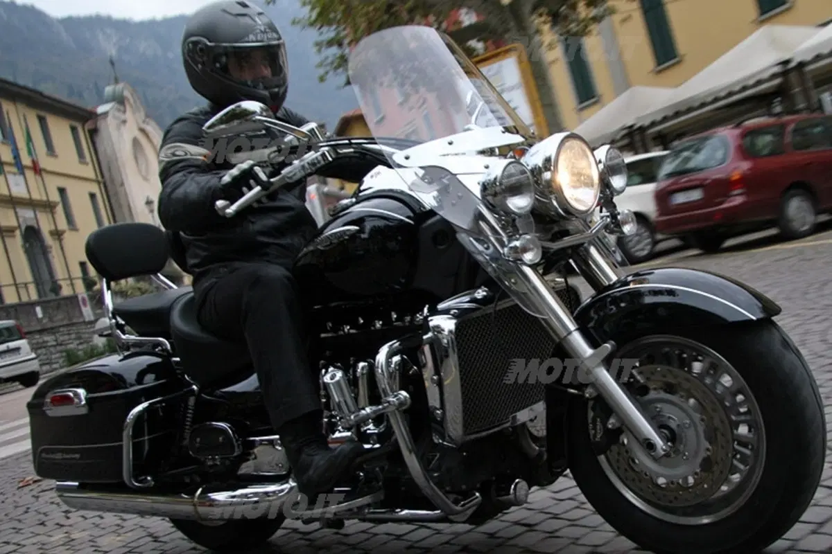 TRIUMPH Rocket III Touring (14)