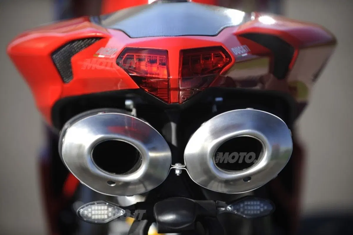 DUCATI 1198 S (6)