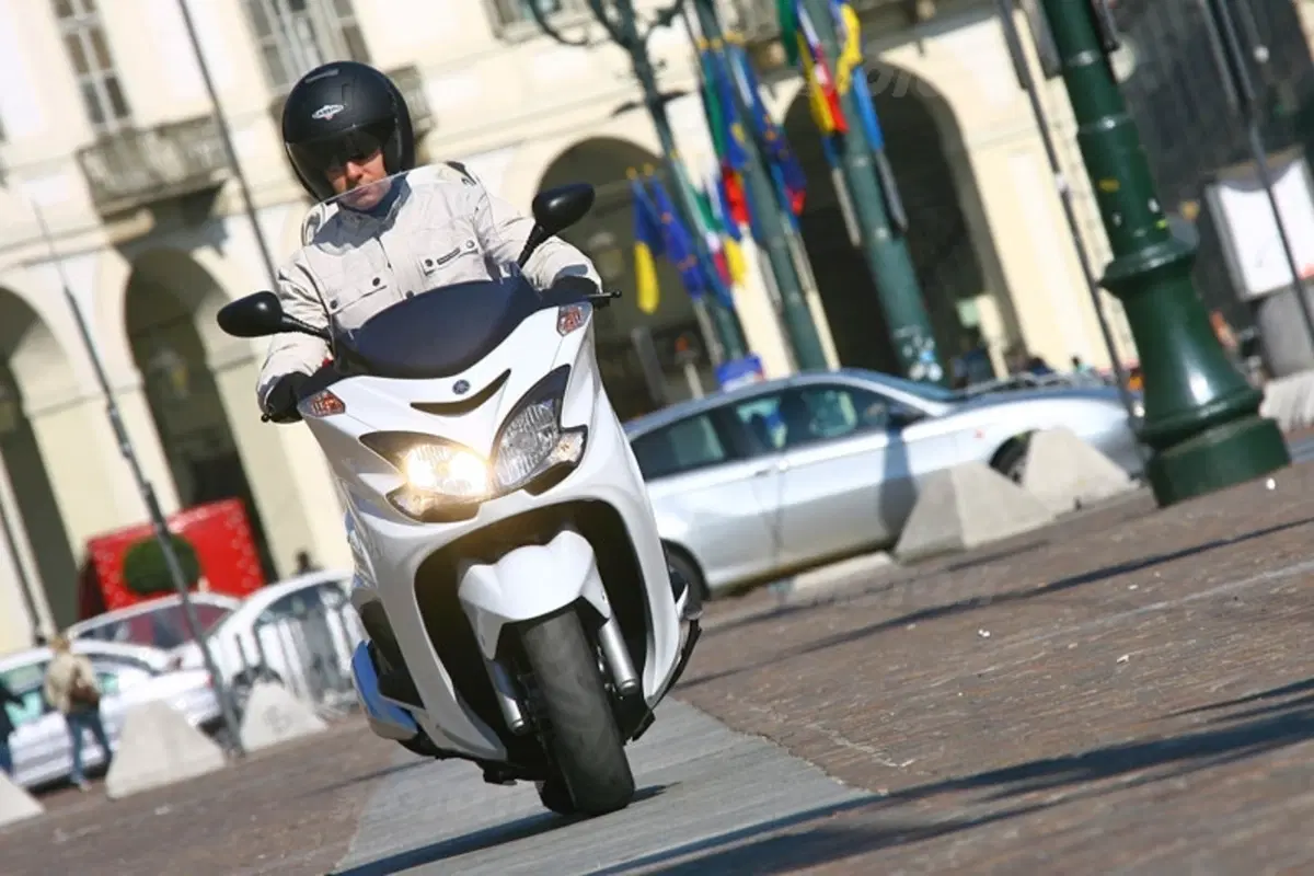 YAMAHA Majesty 400 (13)