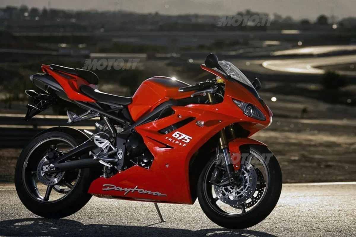 TRIUMPH Daytona 675 (2)