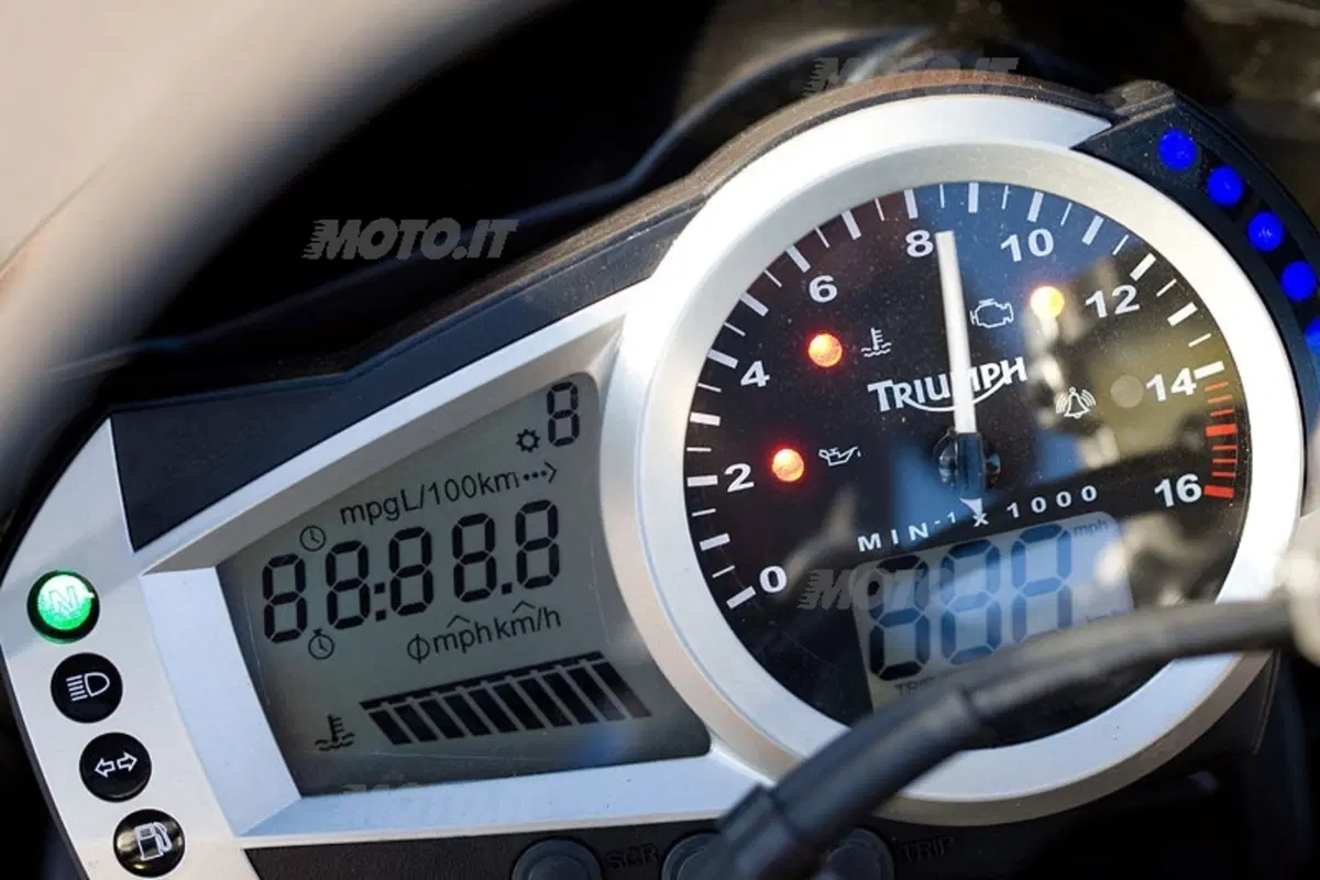 TRIUMPH Daytona 675 (6)