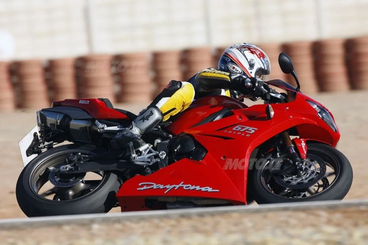 TRIUMPH Daytona 675 (14)